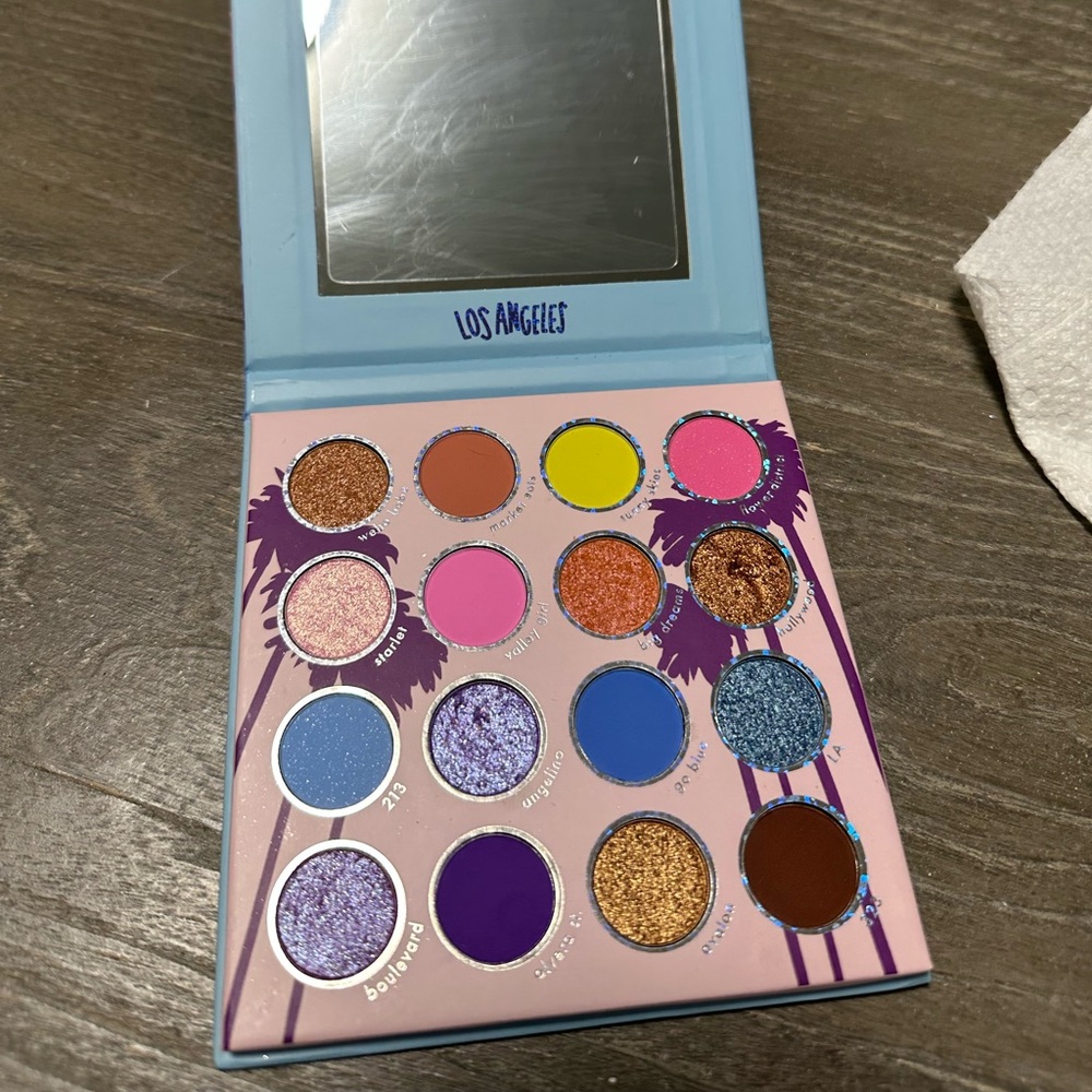 Eye shadow pallet
